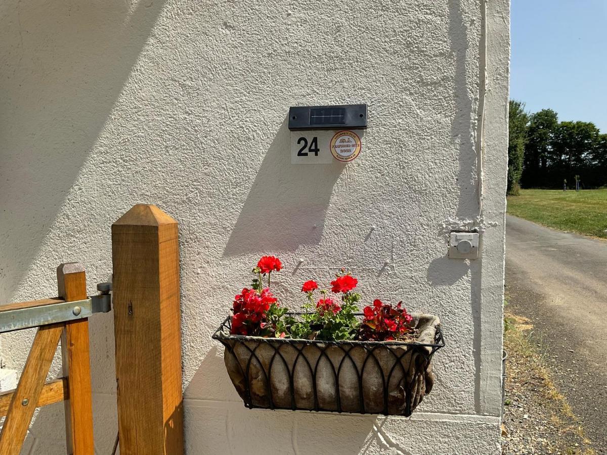 Le Jardin De Rose 24 Feuillebert Romagne 86700 B&B 외부 사진