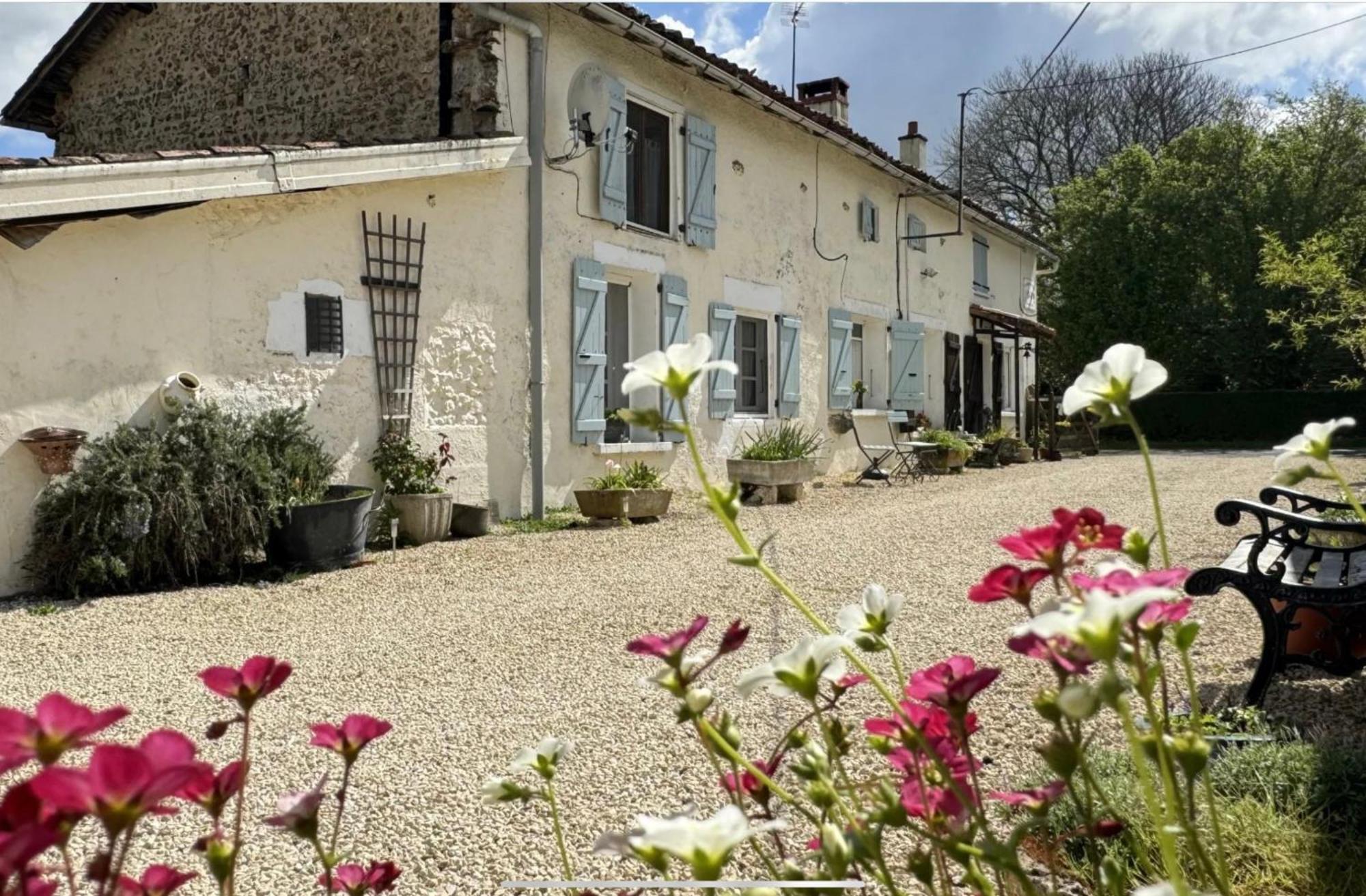 Le Jardin De Rose 24 Feuillebert Romagne 86700 B&B 외부 사진